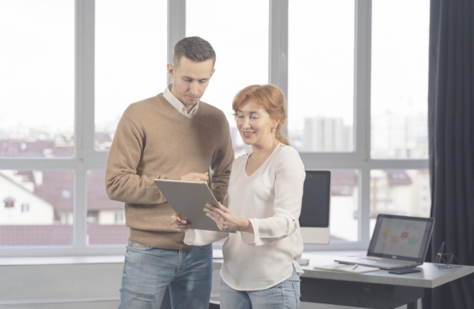 Grupa międzynarodowych studentów podczas ceremonii zakończenia programu w sali konferencyjnej Cumolex